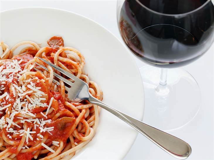 Spaghetti and wine